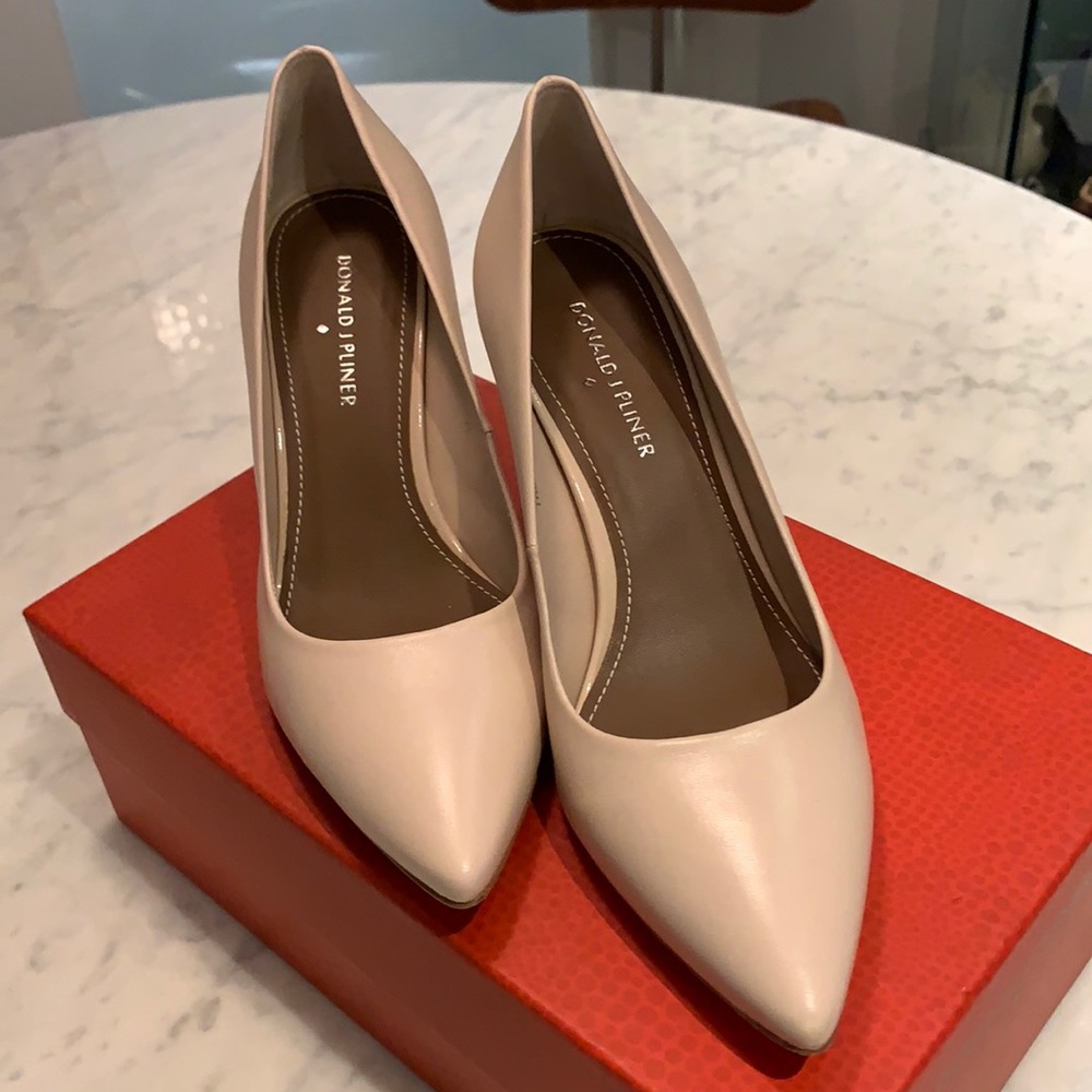 Donald J. Pliner Nude/Pale Pink Pointed Toe Pumps